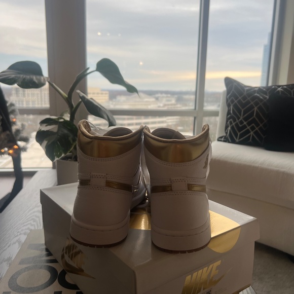 Air Jordan 1 Retro High OG "White and Gold" Women's Shoes - Picture 2 of 5